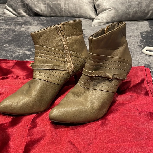 Short boots with high heel. - Picture 2 of 3